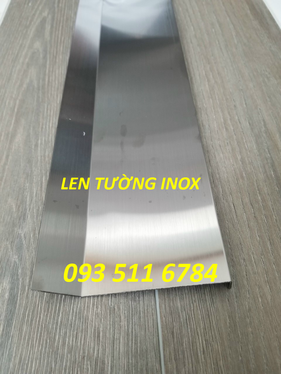 Len-chân-tường-inox.jpg