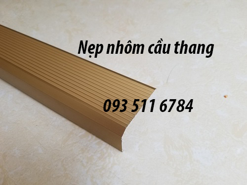 Nẹp-cầu-thang-nhôm-vàng.jpg